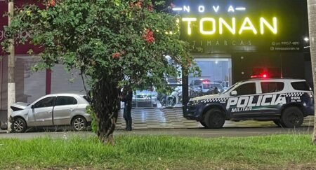 Veículo colide com poste no centro de Nova Andradina e motorista abandona o carro
