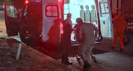 Mulher esfaqueada é atendida pelo Corpo de Bombeiros em Ivinhema