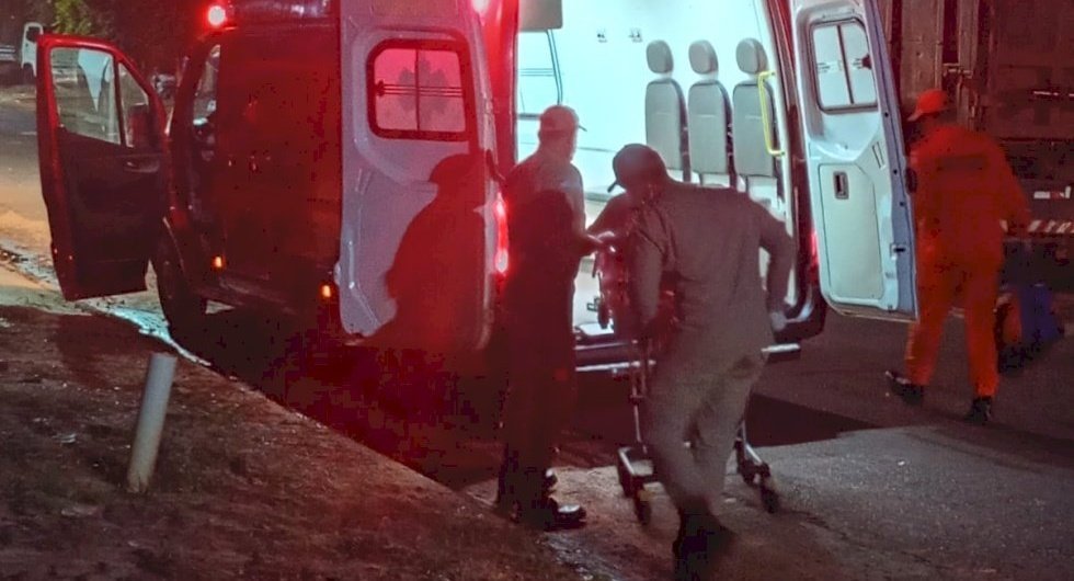 Mulher esfaqueada é atendida pelo Corpo de Bombeiros em Ivinhema