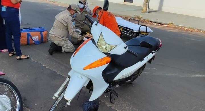 Mulher fica ferida em acidente com motocicletas em Nova Andradina, mobilizando socorro