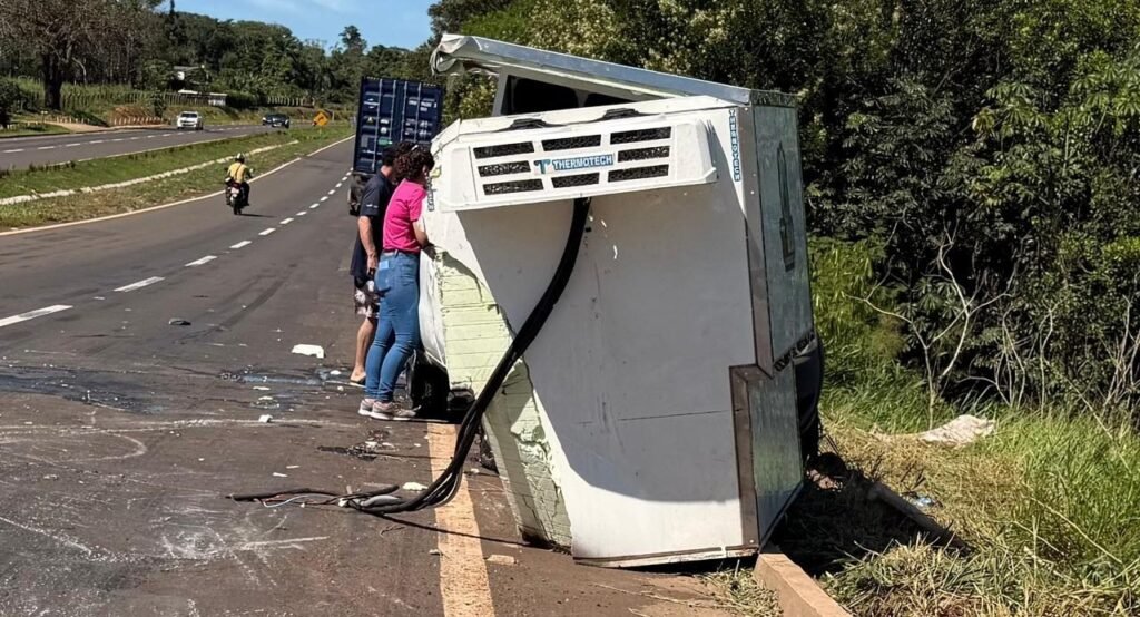 Acidente na MS-134: Fiat Strada carregada de gelo capota em Batayporã