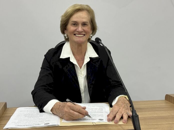 Vereadora Professora Denir propõe cobertura para ponto de táxi em Ivinhema