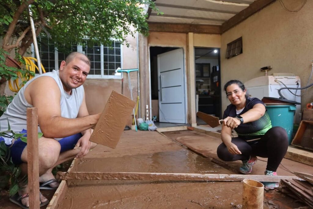 Um casal constrói a sua casa sozinho