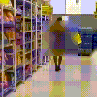 Homem nu causa tumulto em supermercado e é preso pela Polícia Militar