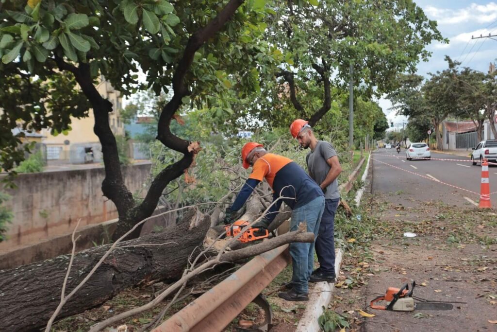 Chuva intensa interdita trânsito em Campo Grande
