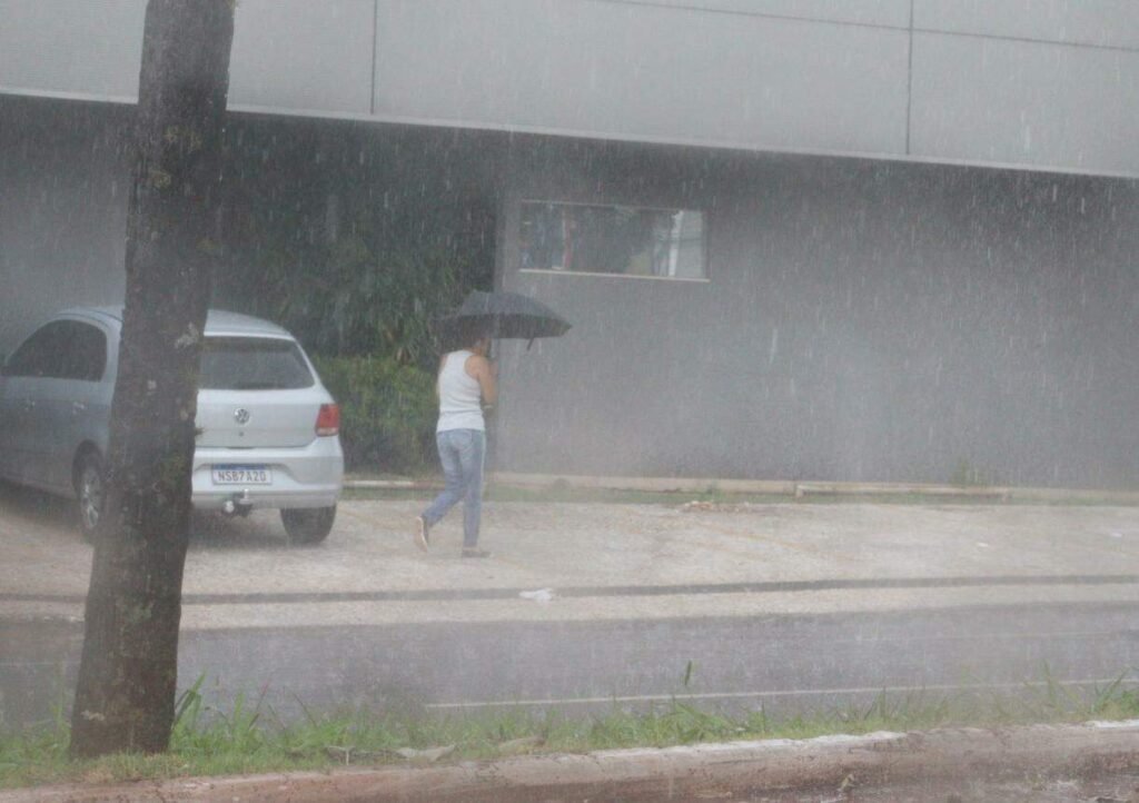 Chuva persiste em Campo Grande por quarto dia e temperatura registra queda significativa