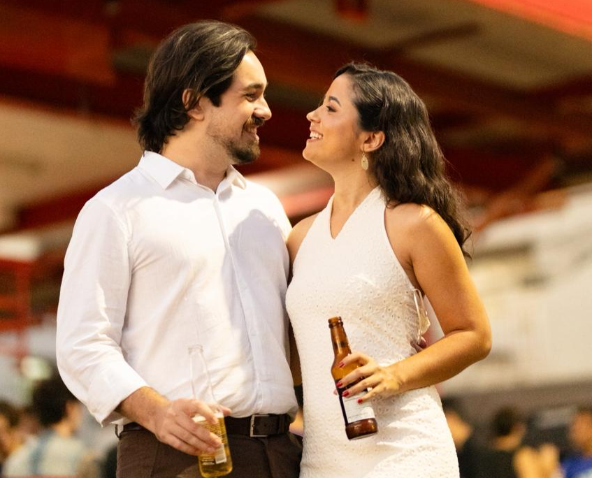 Casal que SE conheceu em bar realiza ensaio de casamento no mesmo local