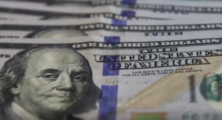 Dólar registra queda e fecha abaixo de R$ 5, influenciado por tensões internacionais