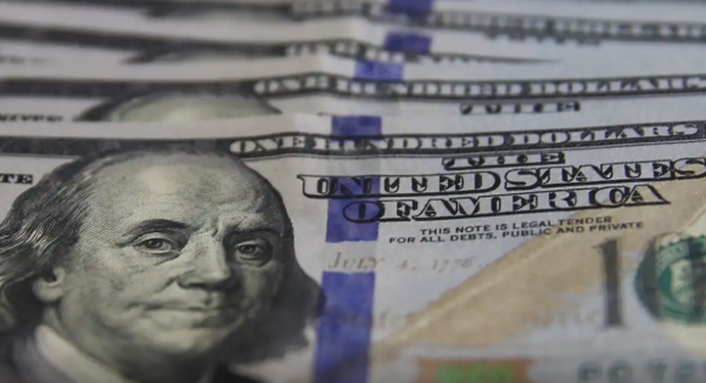 Dólar registra queda e fecha abaixo de R$ 5, influenciado por tensões internacionais