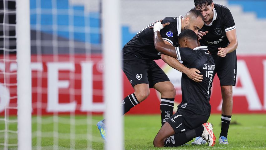 Universidad Católica vence o Cruzeiro com gol no fim e Botafogo conquista vitória