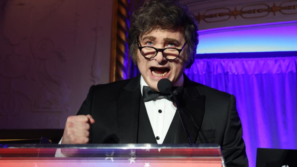 Milei bloqueia veículos de comunicação após investigação sobre desinformação russa na Argentina