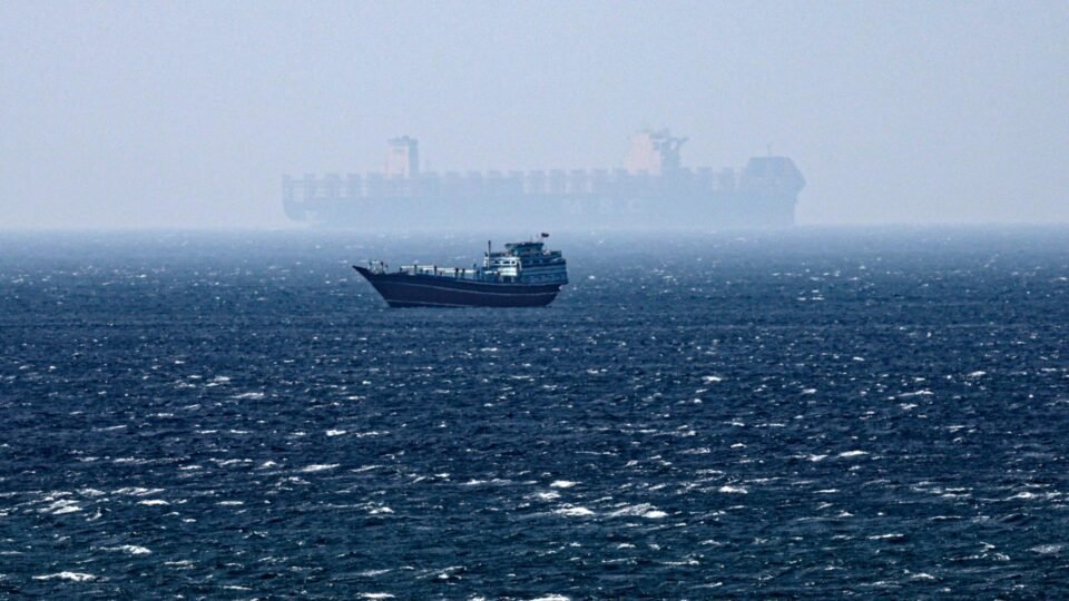 Irã afirma que Estreito de Ormuz não está bloqueado e alerta navios dos EUA