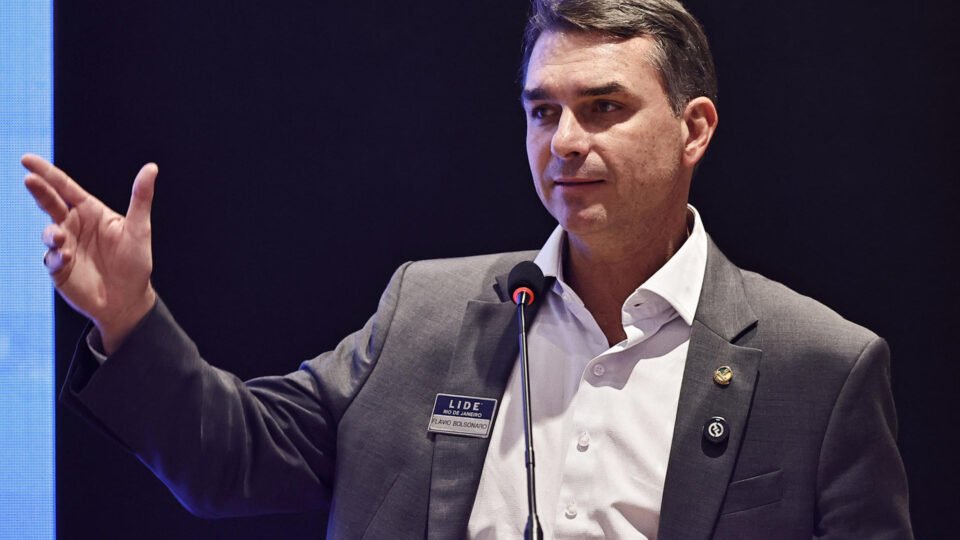 Flávio Bolsonaro critica Lula por afastar EUA e defende política para o Brasil