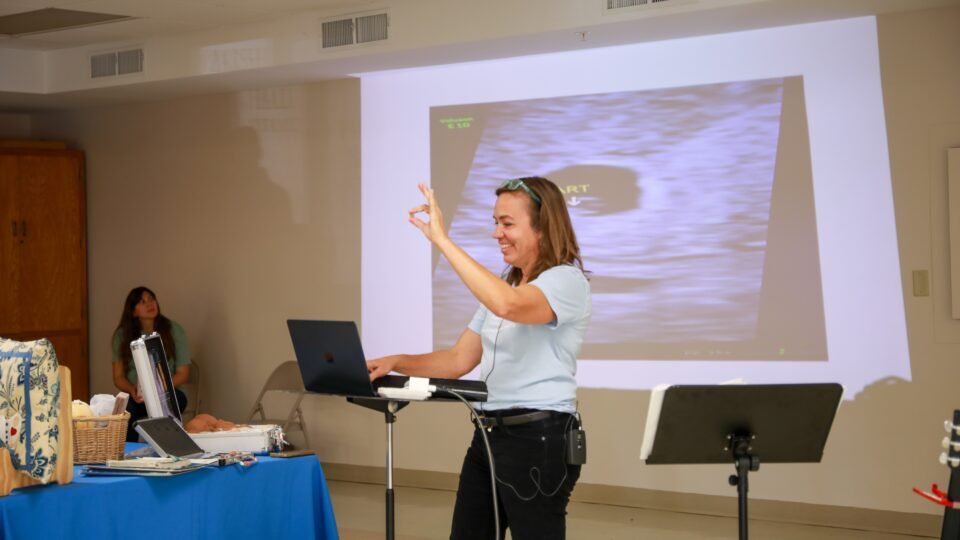 Iniciativa do Heart of a Child Ministries leva educação sobre desenvolvimento fetal a escolas