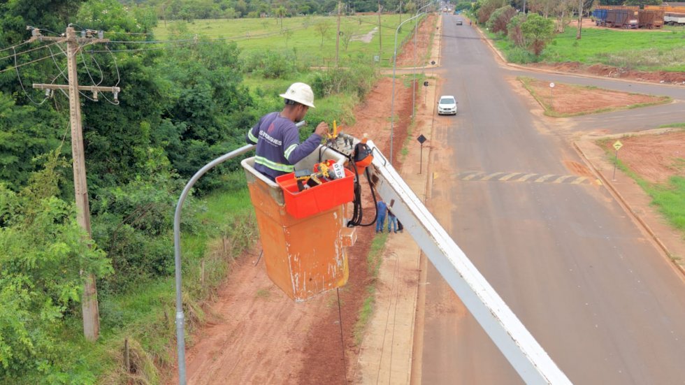 Melhorias na iluminação pública são realizadas na Avenida Fermino Alves em Ivinhema