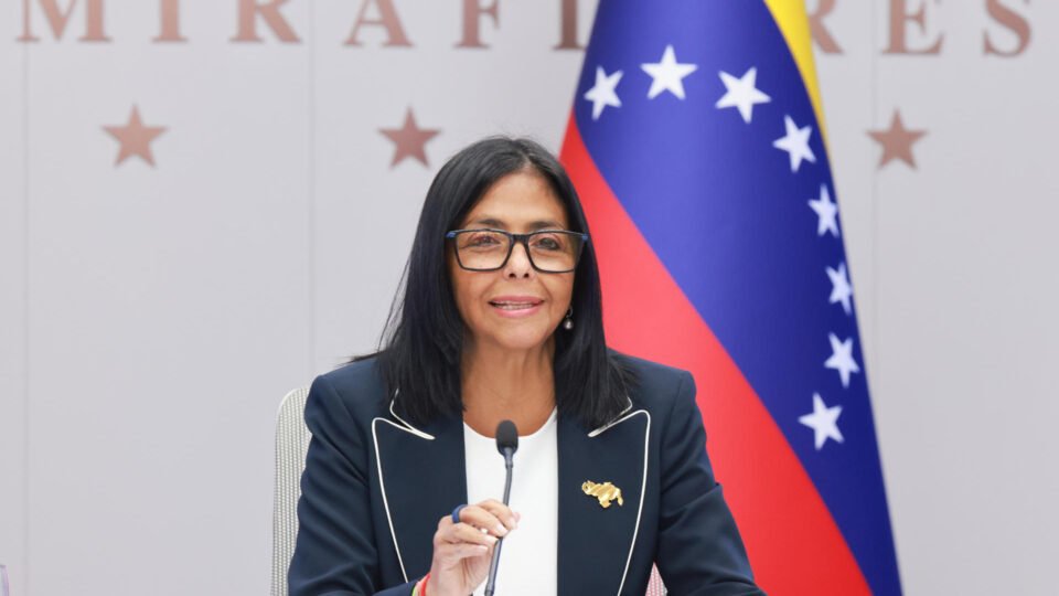 Delcy Rodríguez, ditadora interina da Venezuela, busca candidatura nas próximas eleições