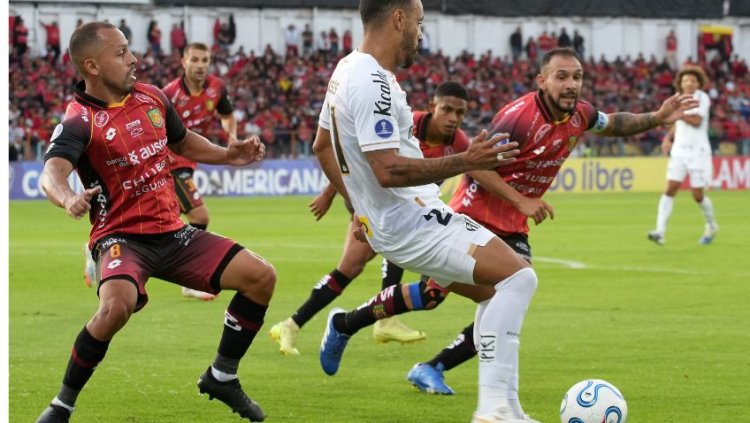 Santos estreia com derrota na Copa Sul-Americana após gol olímpico do Deportivo Cuenca