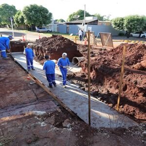 Intervenções na Rua Eulália Pires visam eliminar alagamentos em Dourados