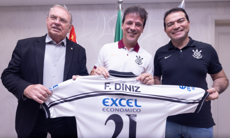 Corinthians anuncia Fernando Diniz como novo treinador até o final de 2026