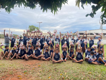 Alunos do projeto Bom de Bola recebem cestas de Páscoa em Iguatemi