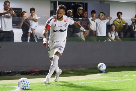 SANTOS supera ATLÉTICO-MG com GOL de Moisés e Neymar em destaque na partida