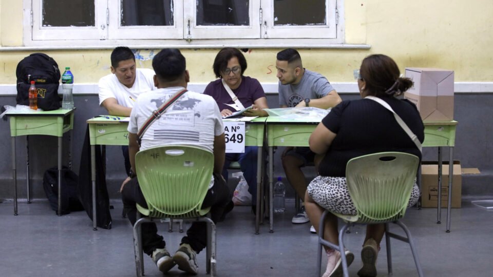 Peru prorroga votação após falhas no pleito