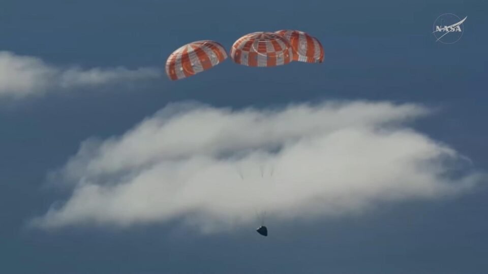 Cápsula Orion completa missão Artemis II e retorna à Terra após histórico voo à Lua