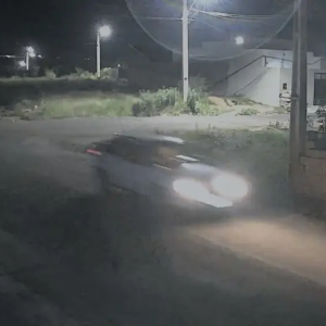 Homem embriagado atropela mulher após briga em Água Clara e tenta culpar outro veículo