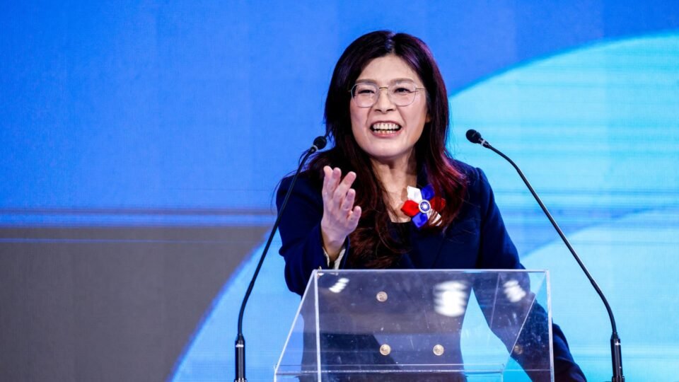 Viagem da líder da oposição de Taiwan à China provoca críticas do partido no poder