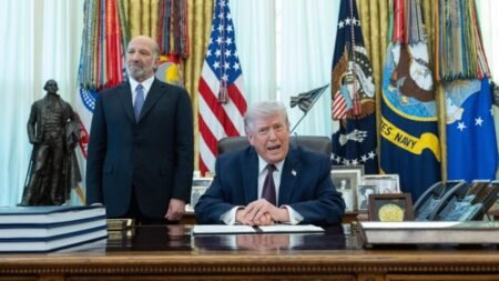 Trump afirma que Irã pediu cessar-fogo, mas condiciona à reabertura do Estreito de Ormuz