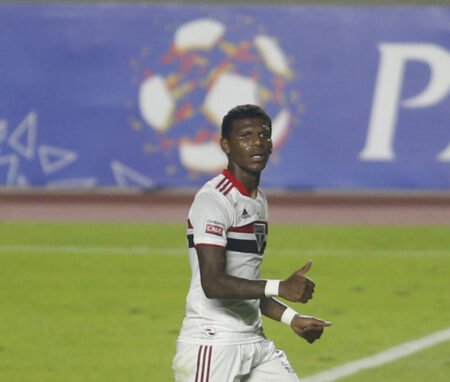 Zagueiro Robert Arboleda se ausenta do São Paulo e viaja ao Equador sem aviso prévio