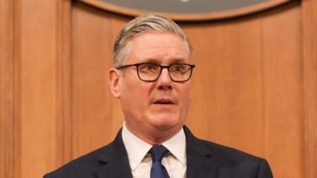 Keir Starmer critica Trump e Putin por impactos na economia do Reino Unido