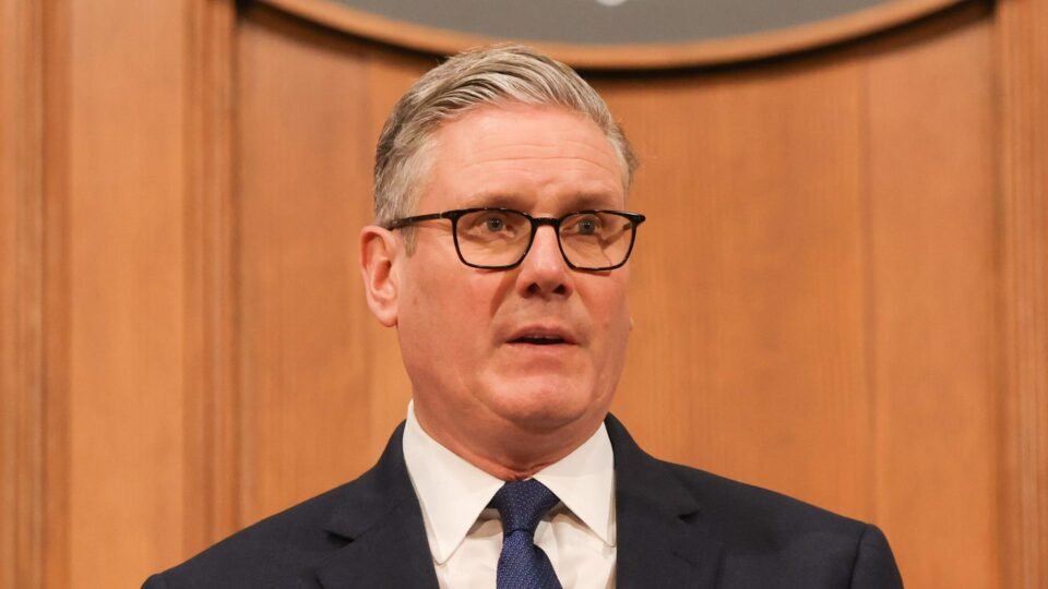 Keir Starmer critica Trump e Putin por impactos na economia do Reino Unido