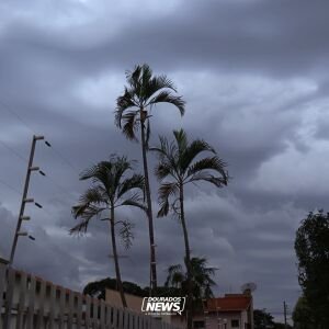 Inmet emite alerta para chuvas fortes e ventos até terça-feira em Dourados