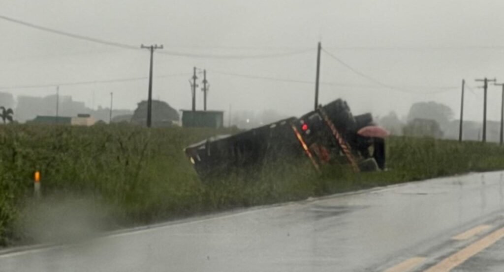 Acidente com carreta de agrotóxico ocorre na MS-276 em Batayporã