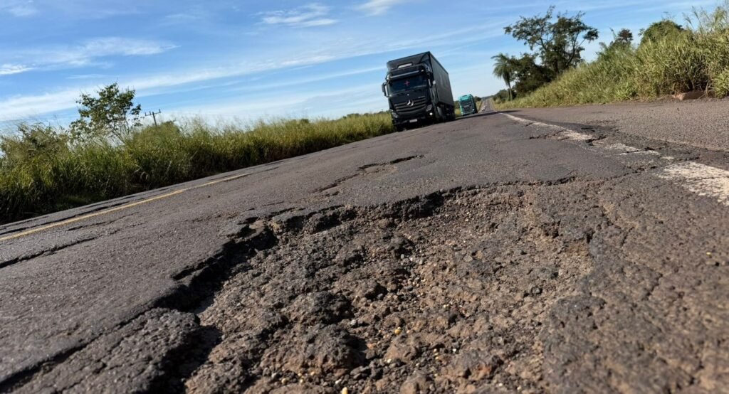 Caminhoneiros buscam alternativas devido a buracos na BR-267