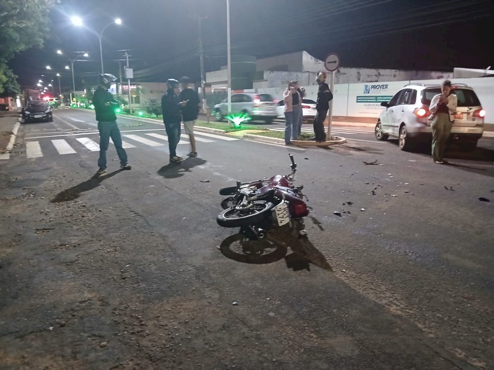 Acidente entre moto e carro deixa motociclista ferido em Ivinhema