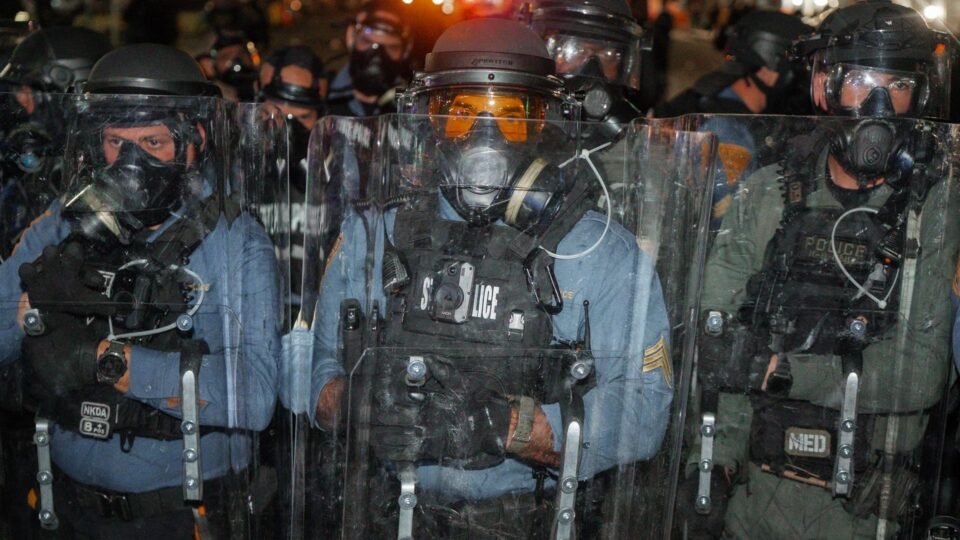 Toque de recolher é imposto em Newark após protestos em centro de detenção de imigrantes