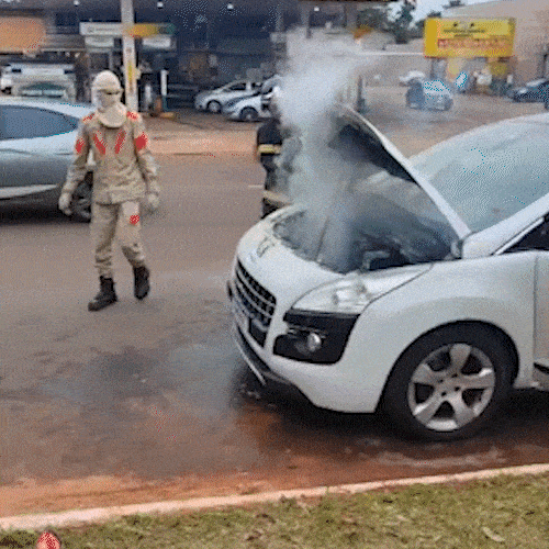 Incêndio em carro é registrado na Avenida Afonso Pena devido a pane elétrica