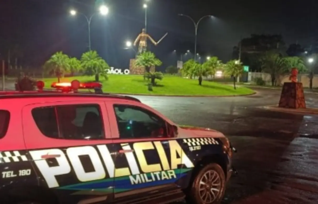 Menino de 4 anos é encontrado sozinho em estrada e acolhido pela PM