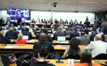 Câmara dos Deputados avança na redução da jornada de trabalho e revoga a escala 6×1
