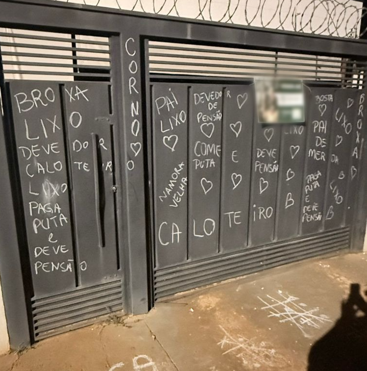 Mural de ofensas em portão de casa à venda gera curiosidade em Campo Grande