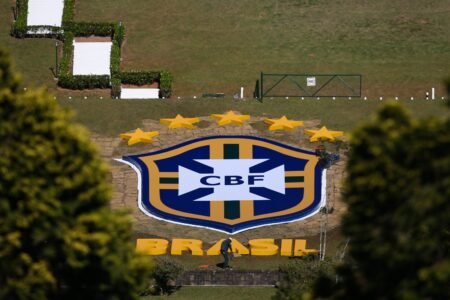 Seleção Brasileira inicia treinos para a Copa do Mundo com chegada de Neymar