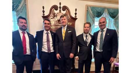 Flávio Bolsonaro dialoga com autoridades do governo Trump em visita aos EUA