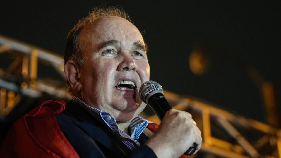 Rafael López Aliaga questiona resultado da eleição presidencial no Peru