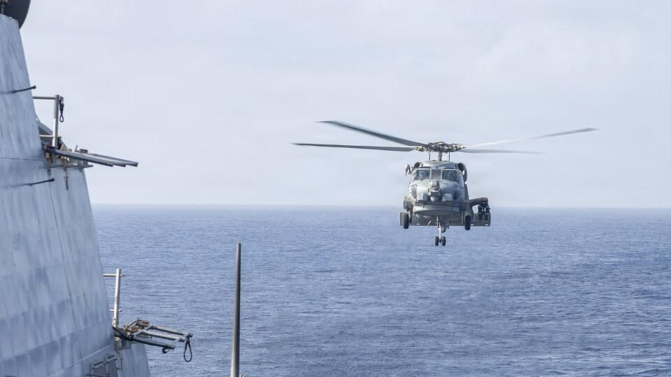 EUA atacam navio mercante enquanto Irã reivindica controle do Estreito de Ormuz