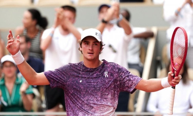 João Fonseca avança e enfrenta Casper Ruud nas oitavas de Roland Garros