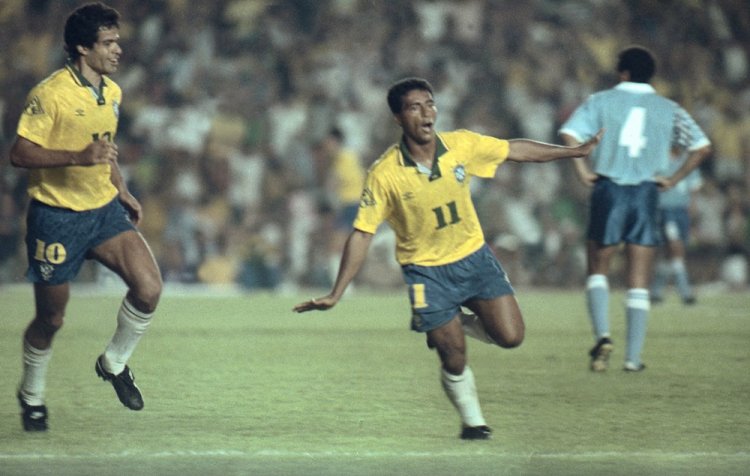 Neymar sofre lesão na panturrilha e gera comparação com Romário em 1998