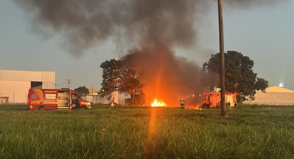 Incêndio causado por limpeza de sucata mobiliza bombeiros em Nova Andradina