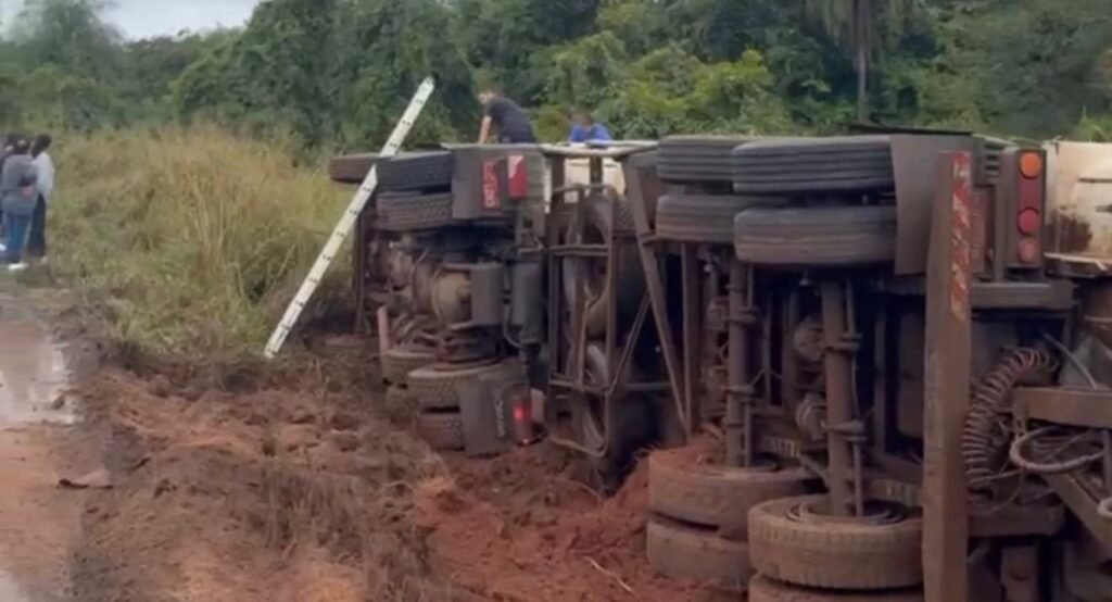 Acidente com carreta de soja na MS-480 após desvio por buracos